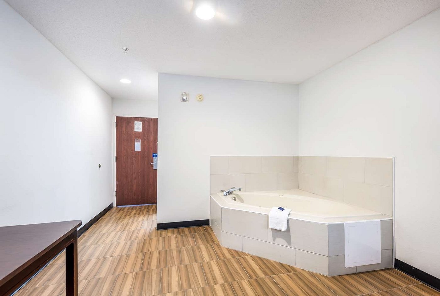 Americas Best Value Inn & Suites Brunswick has Jacuzzi suites