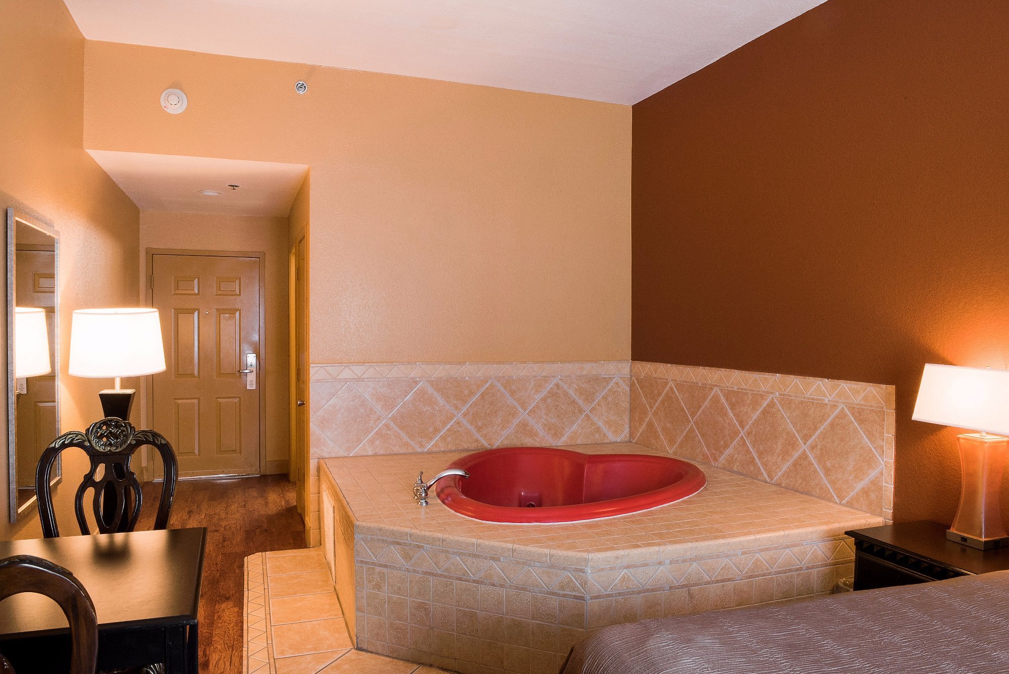 Americas Best Value Inn & Suites Griffin has Jacuzzi suites