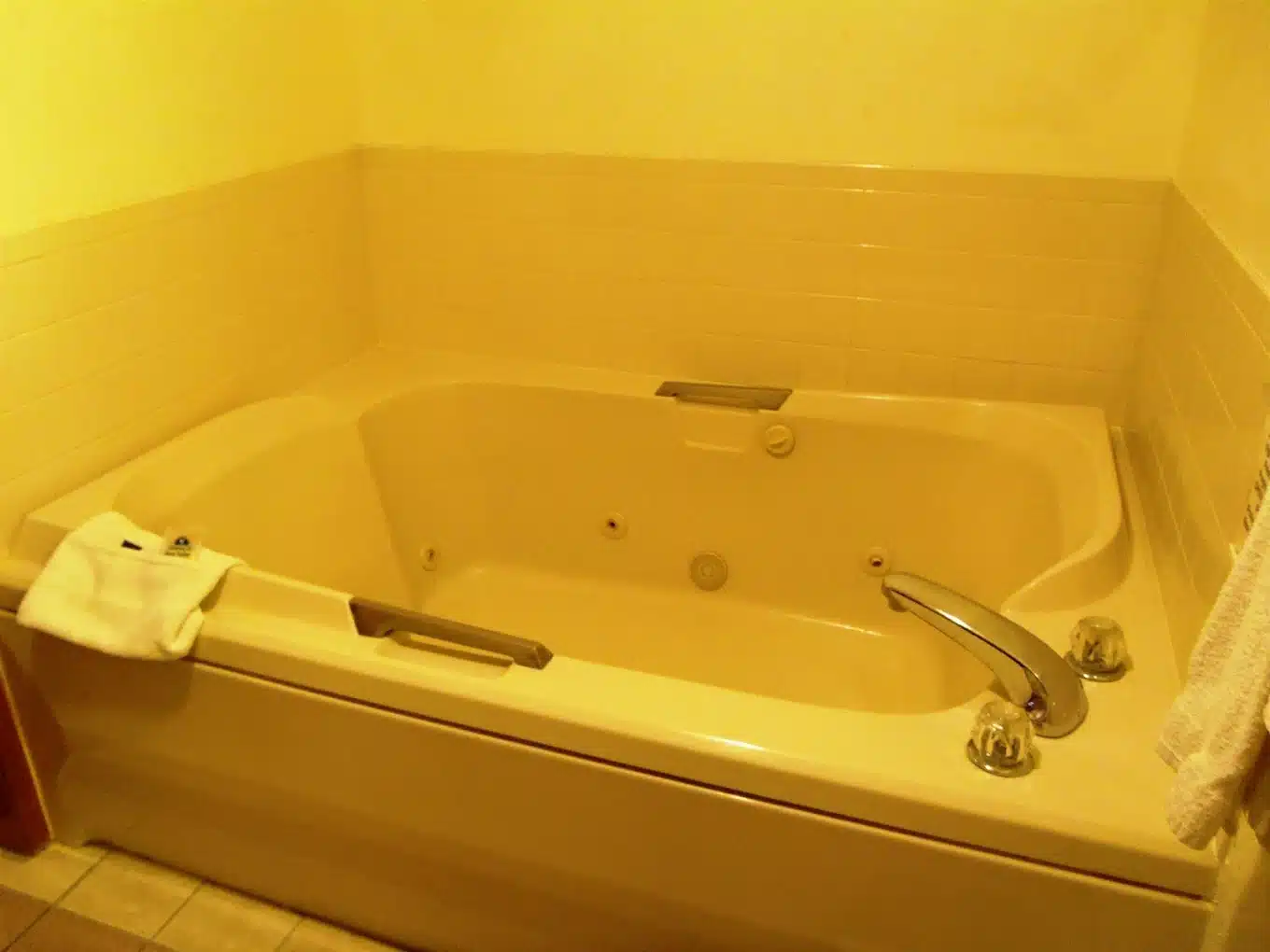 Americas Best Value Inn & Suites Nevada MO has Jacuzzi suites