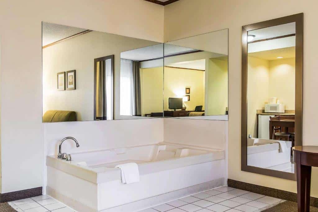 Ardmore Inn & Suites Ardmore has Jacuzzi suites