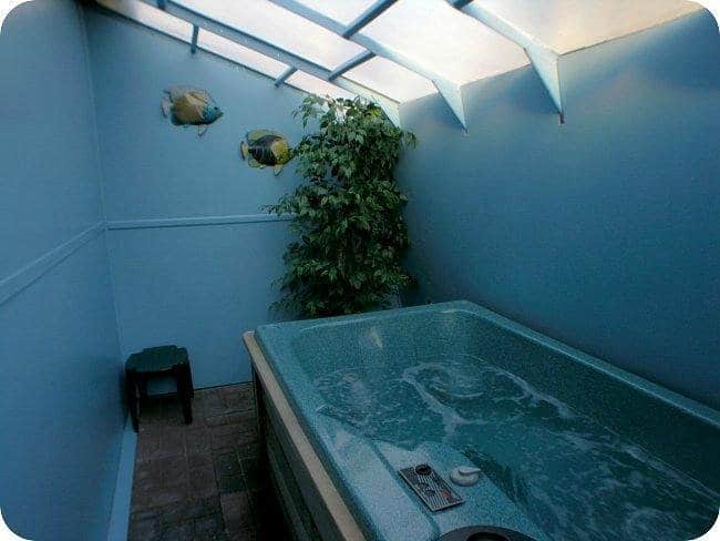 Bay Top Motel has Jacuzzi suites