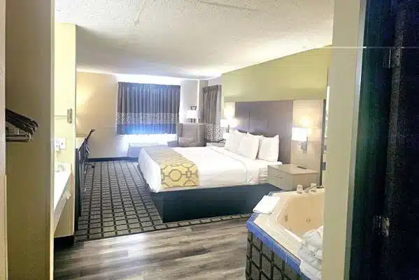 Baymont Inn & Suites Rolla has Jacuzzi suites