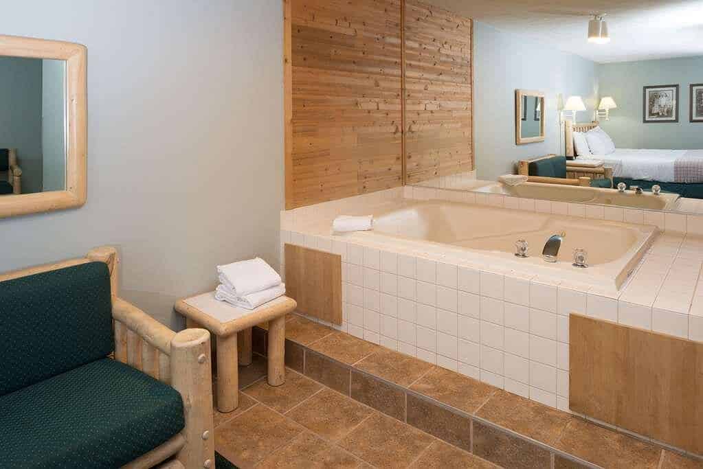 Baymont by Wyndham Coeur d'Alene has Jacuzzi suites