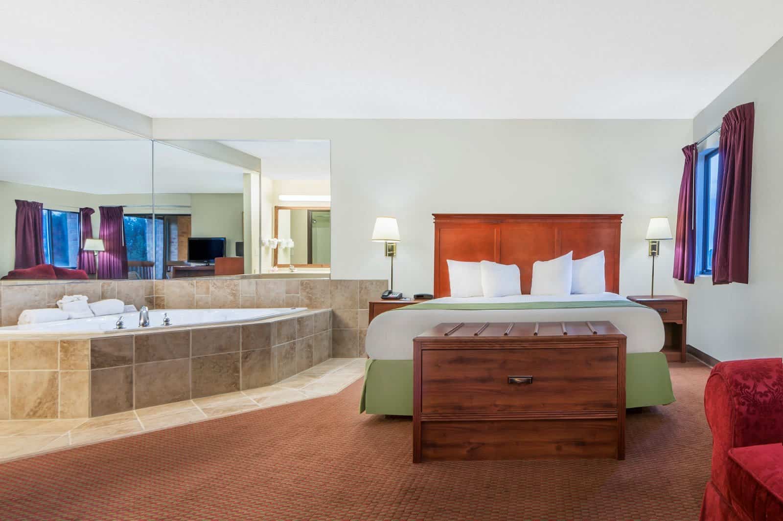 Baymont by Wyndham Enid has Jacuzzi suites