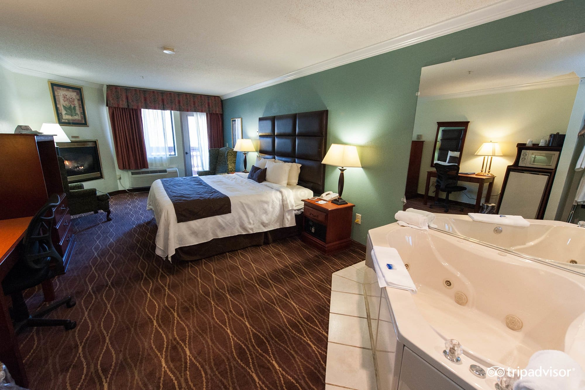 Baymont by Wyndham Helen has Jacuzzi suites