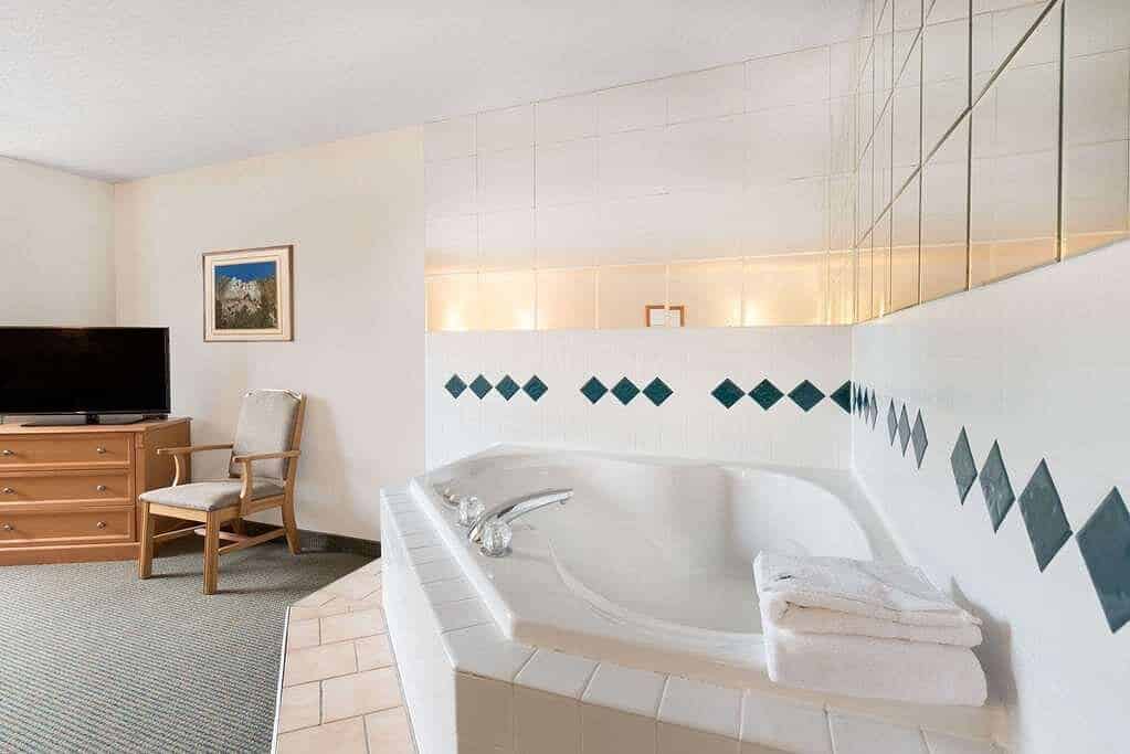 Baymont by Wyndham Hot Springs has Jacuzzi suites