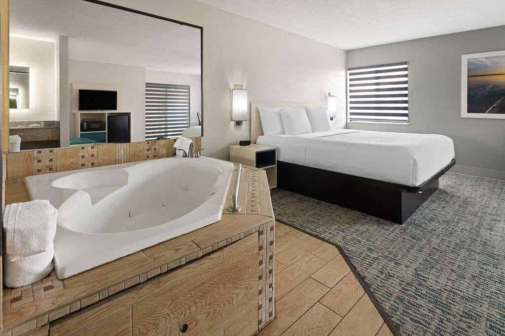 Baymont by Wyndham LaGrange has Jacuzzi suites