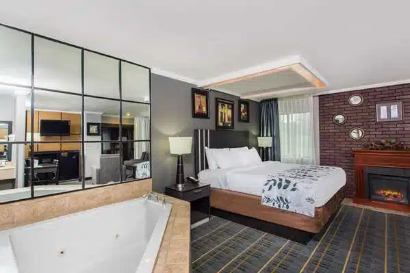 Baymont by Wyndham Lancaster has Jacuzzi suites