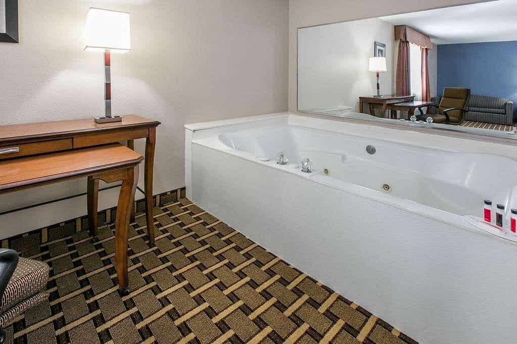 Baymont by Wyndham Lawton has Jacuzzi suites