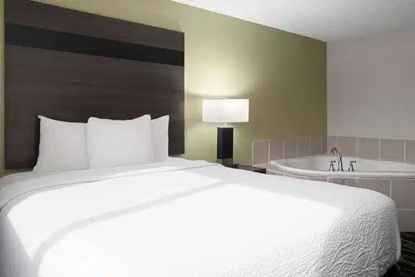 Baymont by Wyndham Liberty MO has Jacuzzi suites