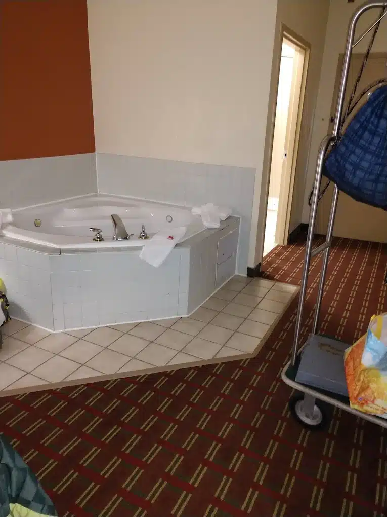 Baymont by Wyndham Mason has Jacuzzi suites