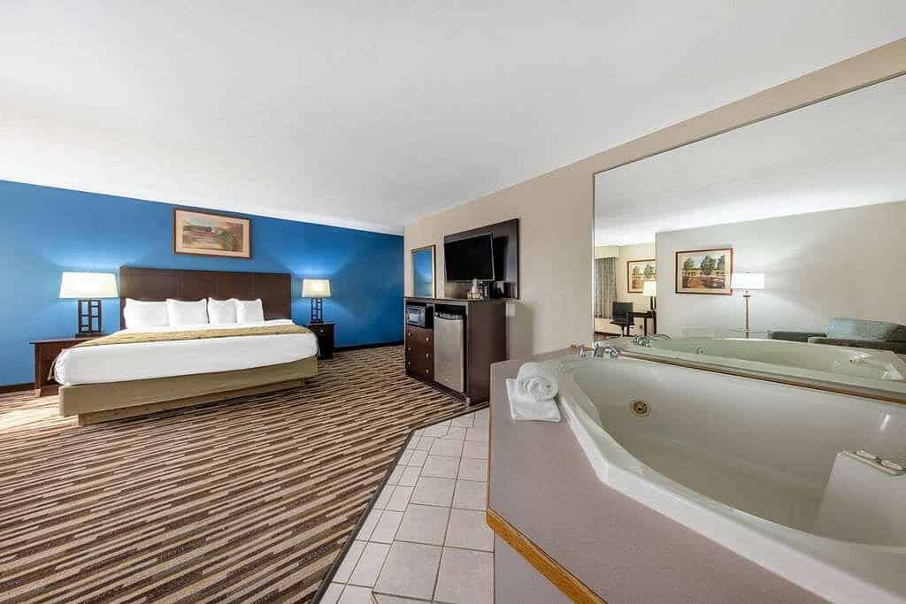 Baymont by Wyndham Springfield South Hwy 65 has Jacuzzi suites