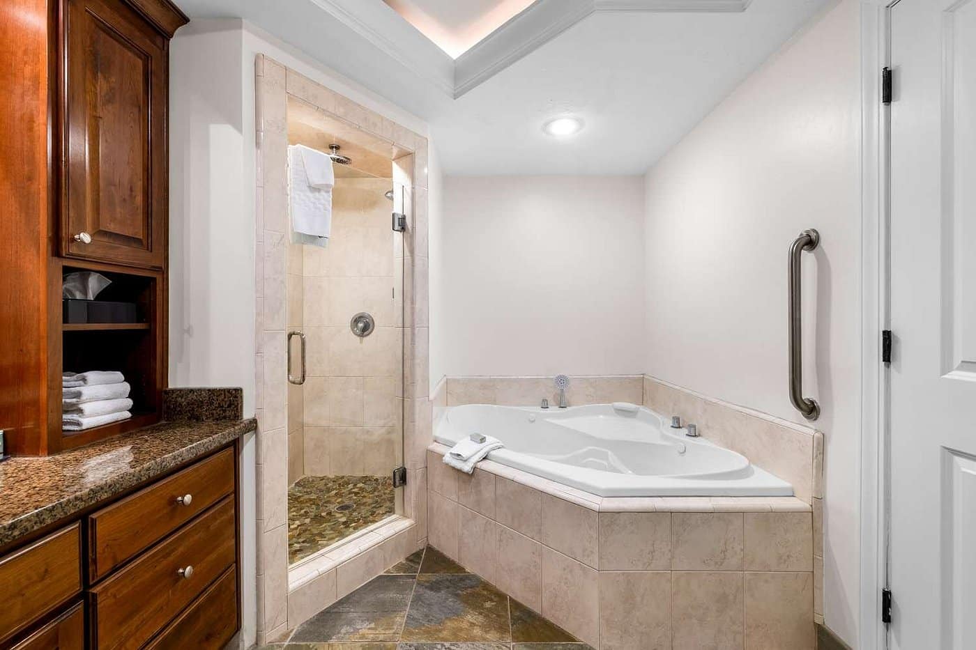 Best Western Driftwood Inn has Jacuzzi suites