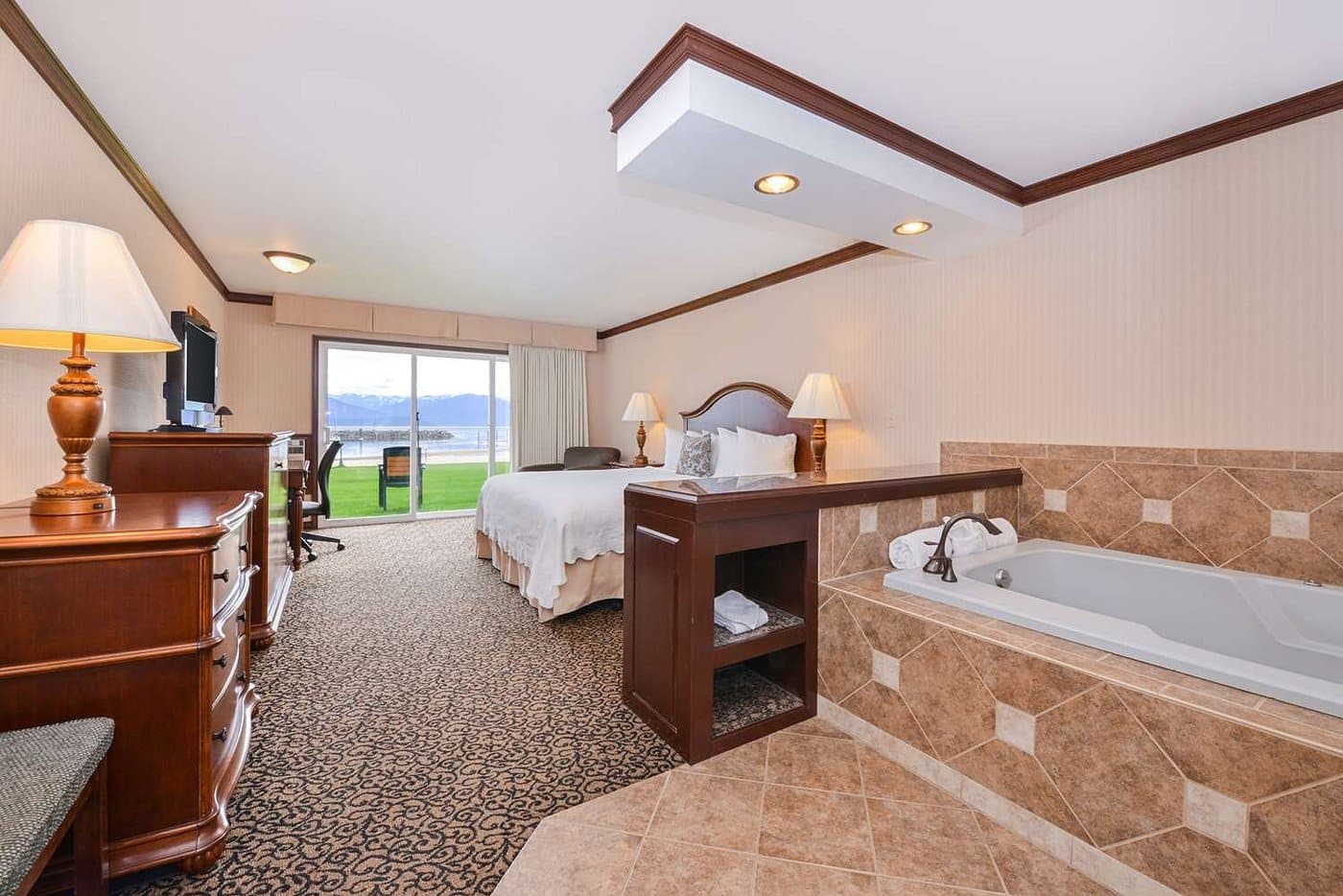 Best Western Edgewater Resort Sandpoint has Jacuzzi suites