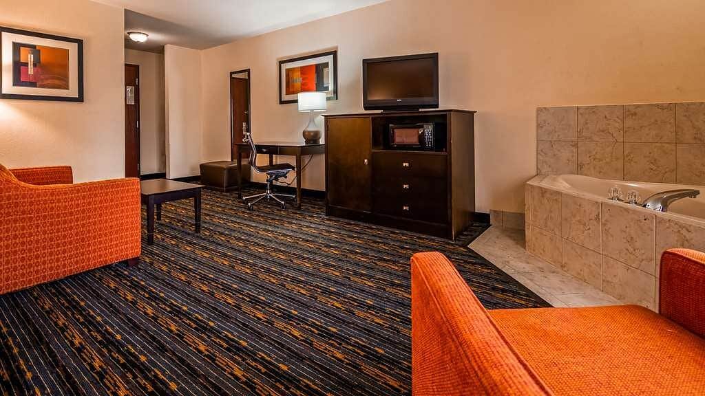 Best Western Kenosha Inn has Jacuzzi suites