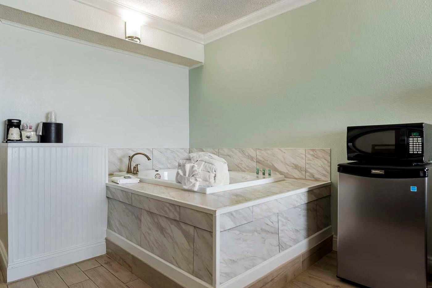Best Western On The Beach has Jacuzzi suites