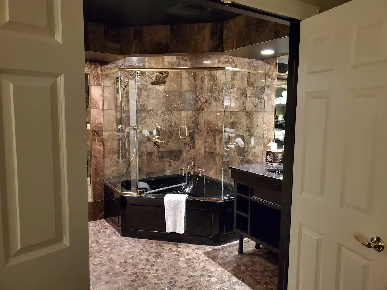 Best Western Park Hotel Warren has Jacuzzi suites