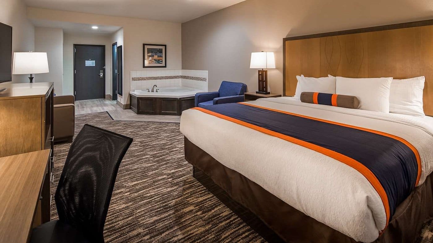 Best Western Plus Ardmore Inn & Suites has Jacuzzi suites