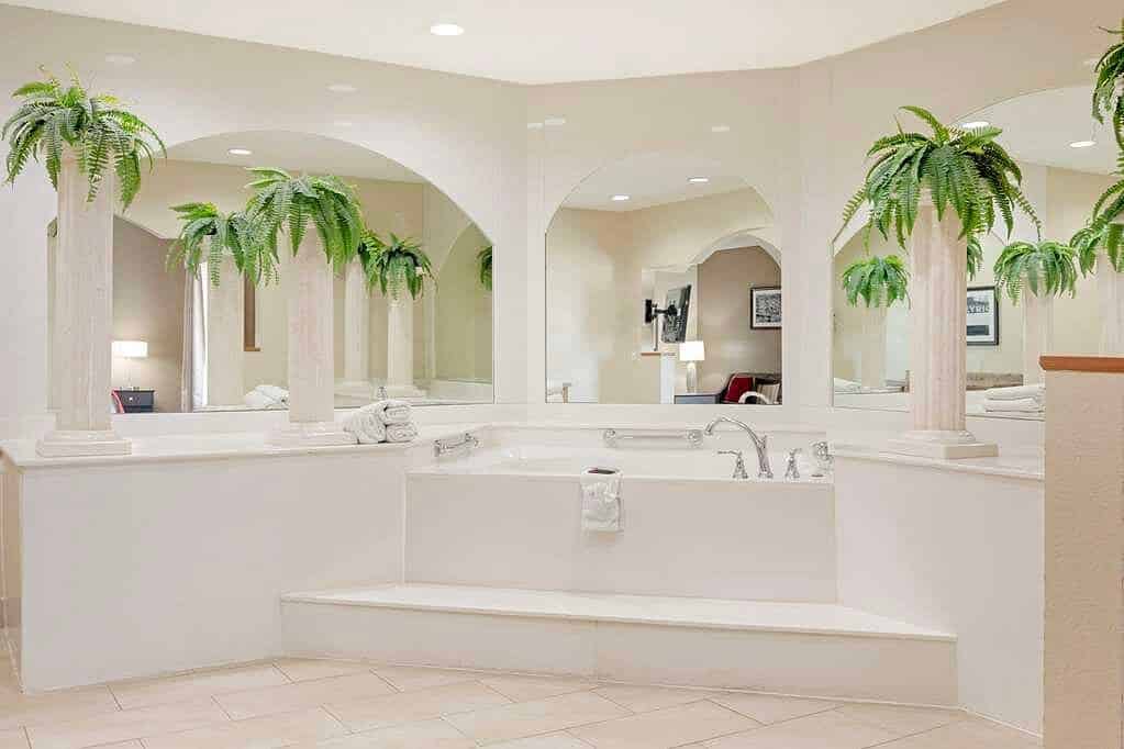 Best Western Plus Bradbury Inn & Suites has Jacuzzi suites