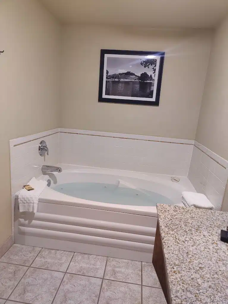 Best Western Plus Caldwell Inn & Suites has Jacuzzi suites