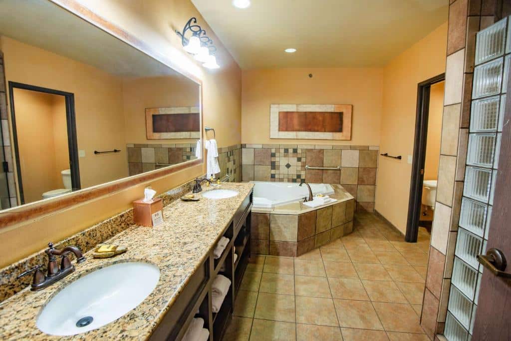 Best Western Plus Cimarron Hotel & Suites has Jacuzzi suites