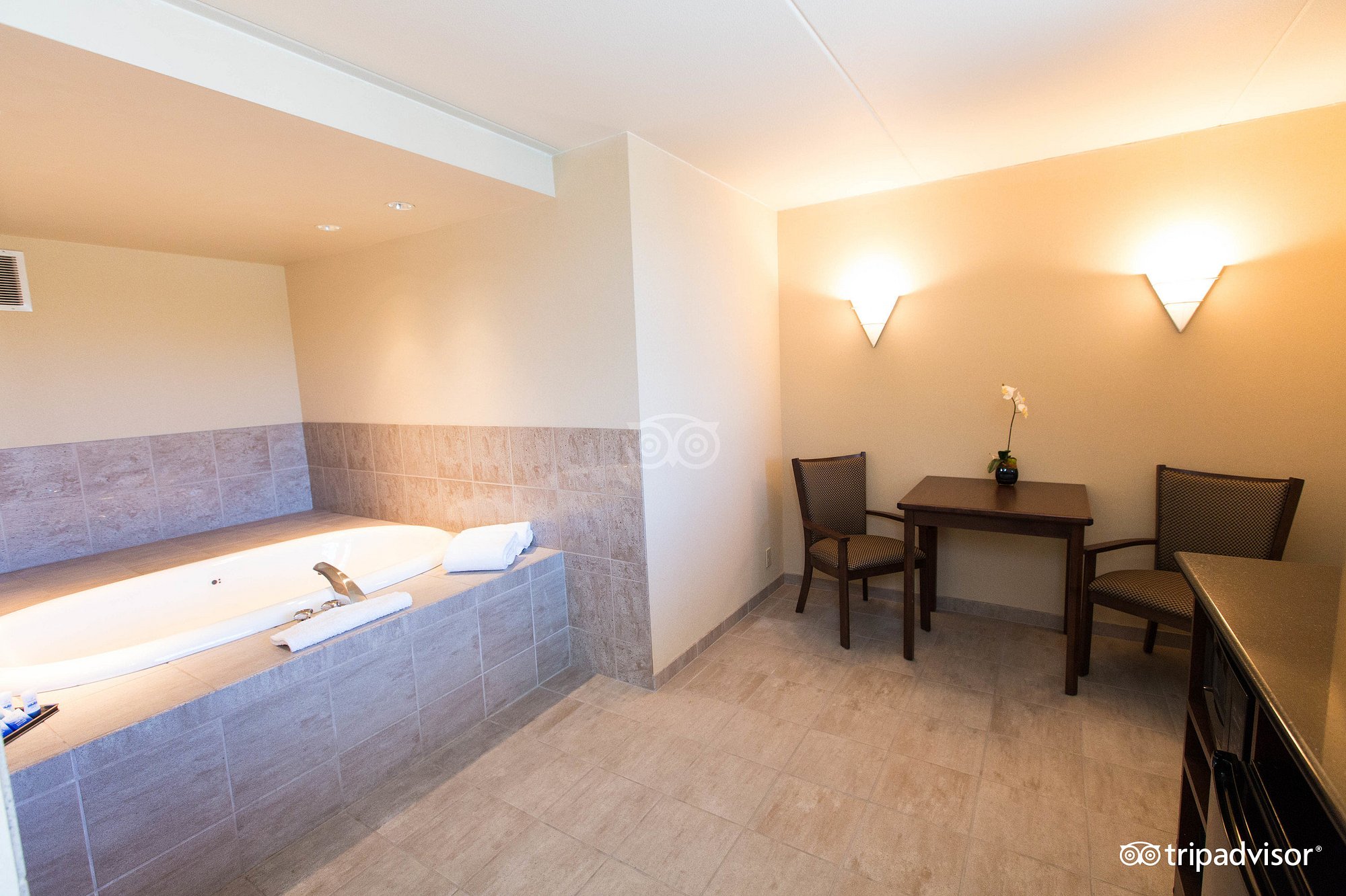 Best Western Plus Coeur d'Alene Inn has Jacuzzi suites