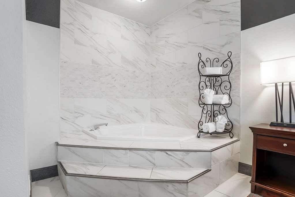 Best Western Plus Daphne has Jacuzzi suites