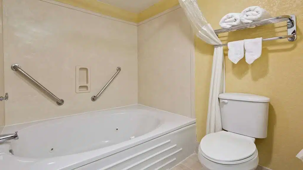 Best Western Plus Oak Mountain Inn has Jacuzzi suites