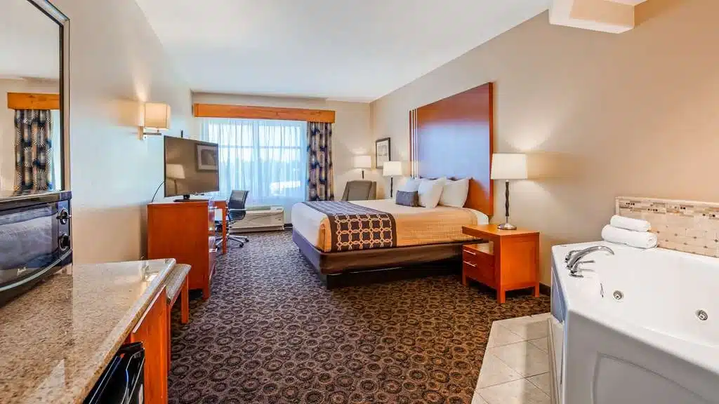 Best Western Plus Rose City Conference Center Inn has Jacuzzi suites
