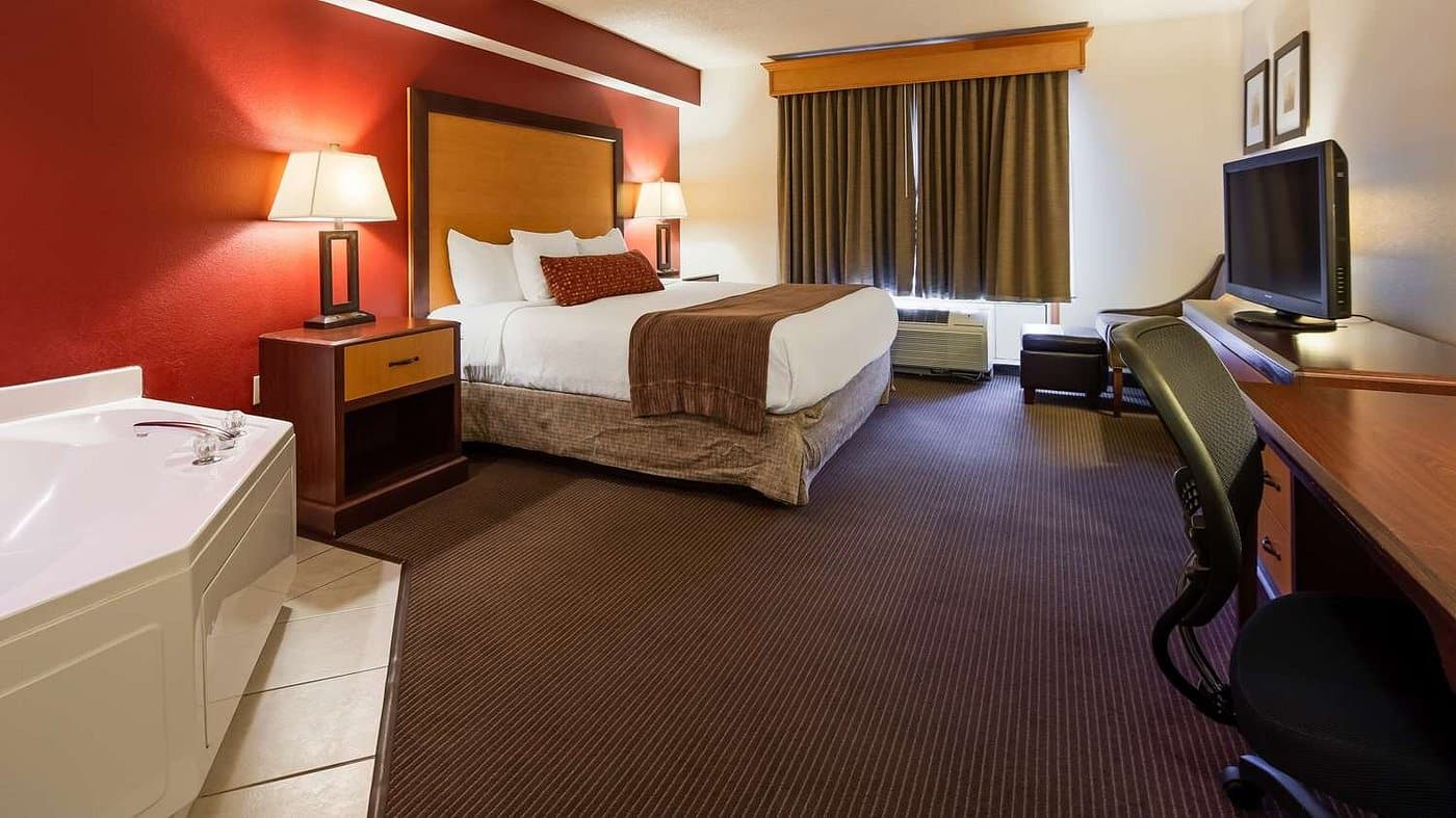 Best Western Plus Sidney Lodge has Jacuzzi suites