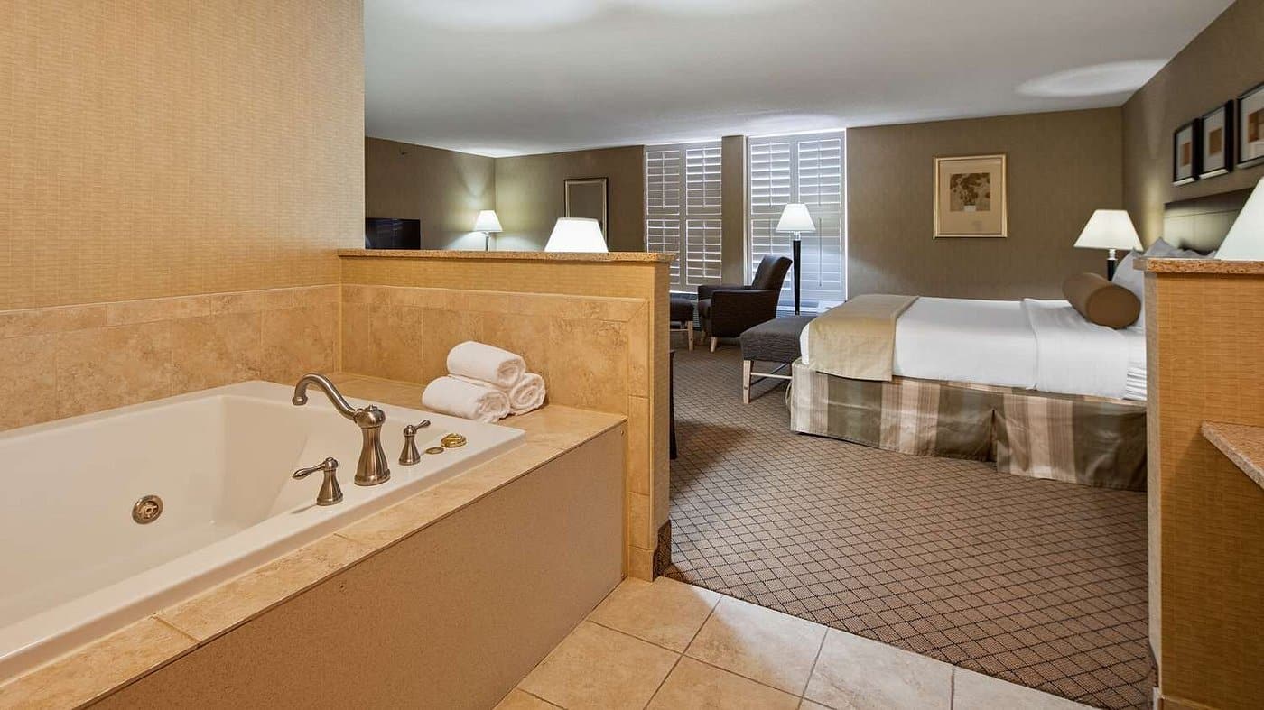 Best Western Plus York Hotel & Conference Center has Jacuzzi suites