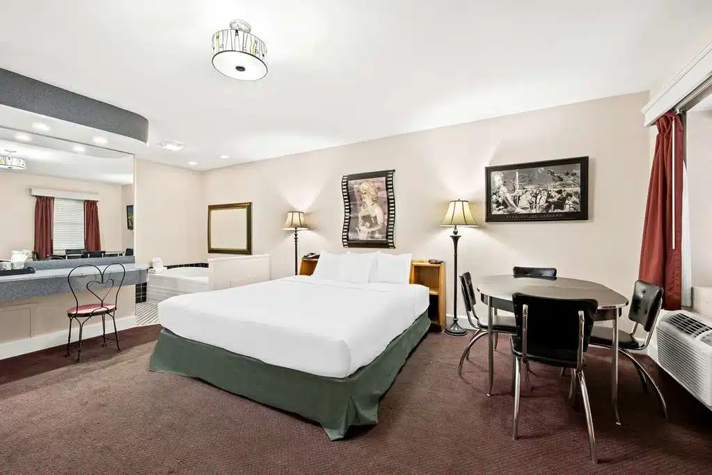 Best Western Route 66 Rail Haven has Jacuzzi suites