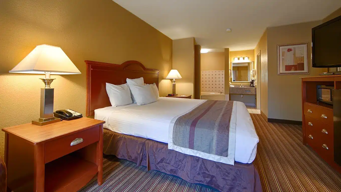 Best Western Shenandoah Inn has Jacuzzi suites