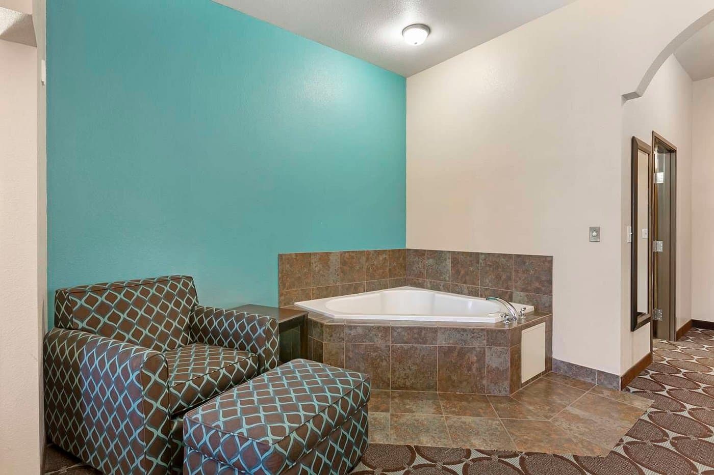 Best Western Sonora Inn & Suites has Jacuzzi suites