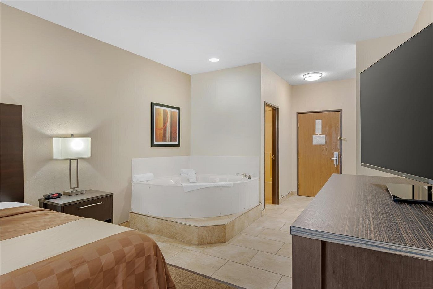 Best Western Teal Lake Inn has Jacuzzi suites