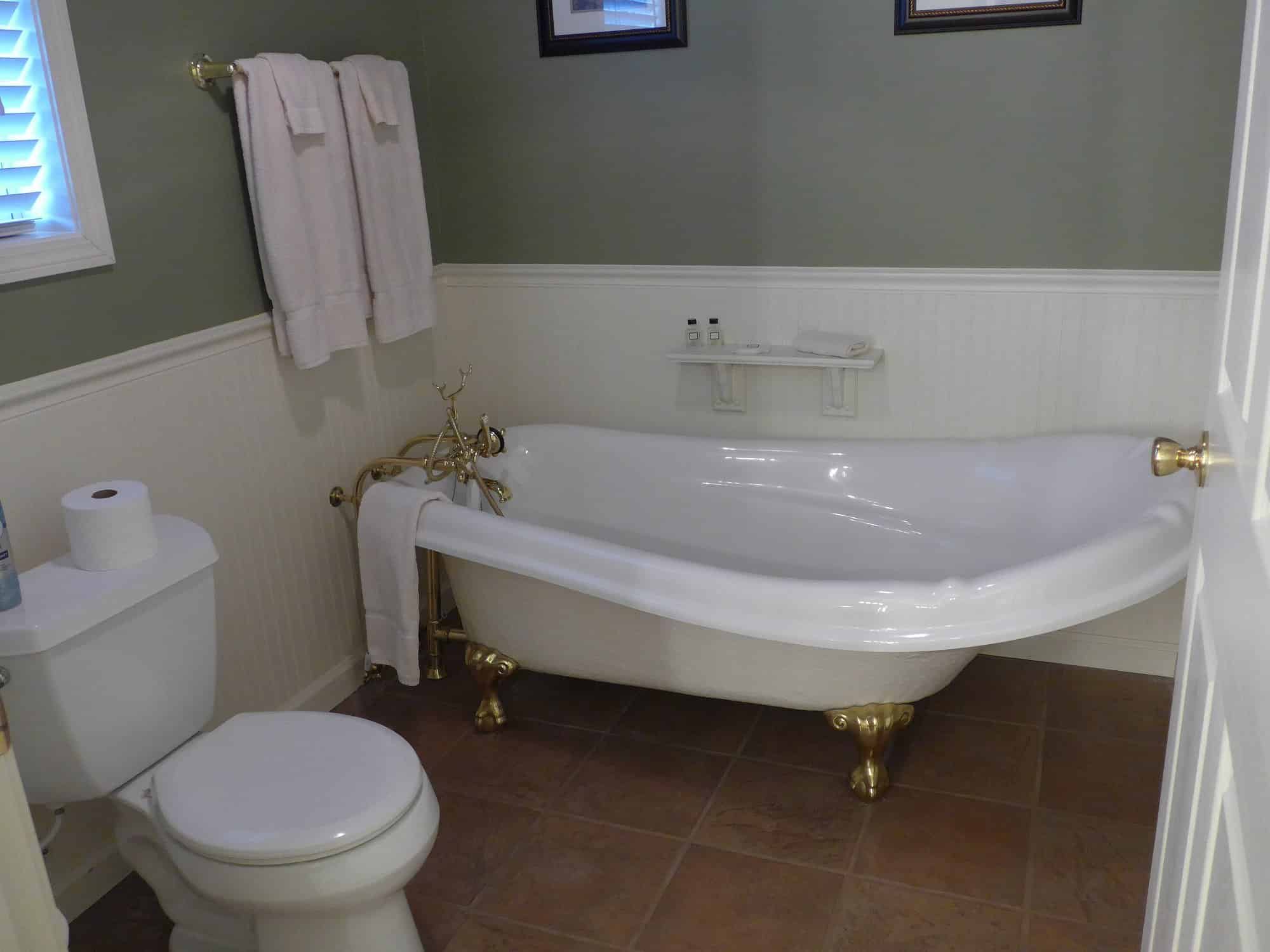 Blue Ridge Inn Bed & Breakfast has rooms with clawfoot tub