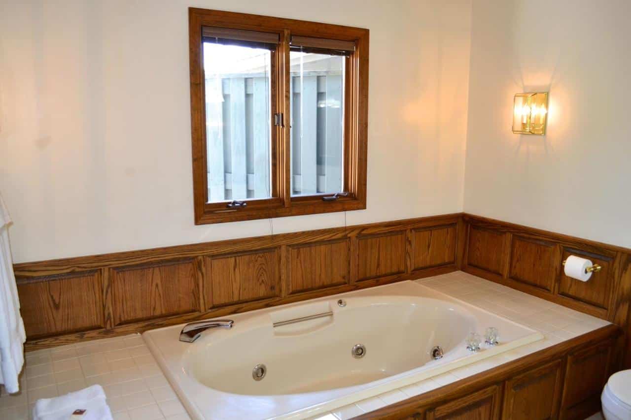 Boundary Waters Resort & Marina has Jacuzzi suites