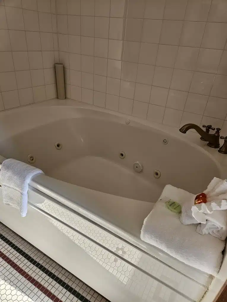 Bullock Hotel has Jacuzzi suites