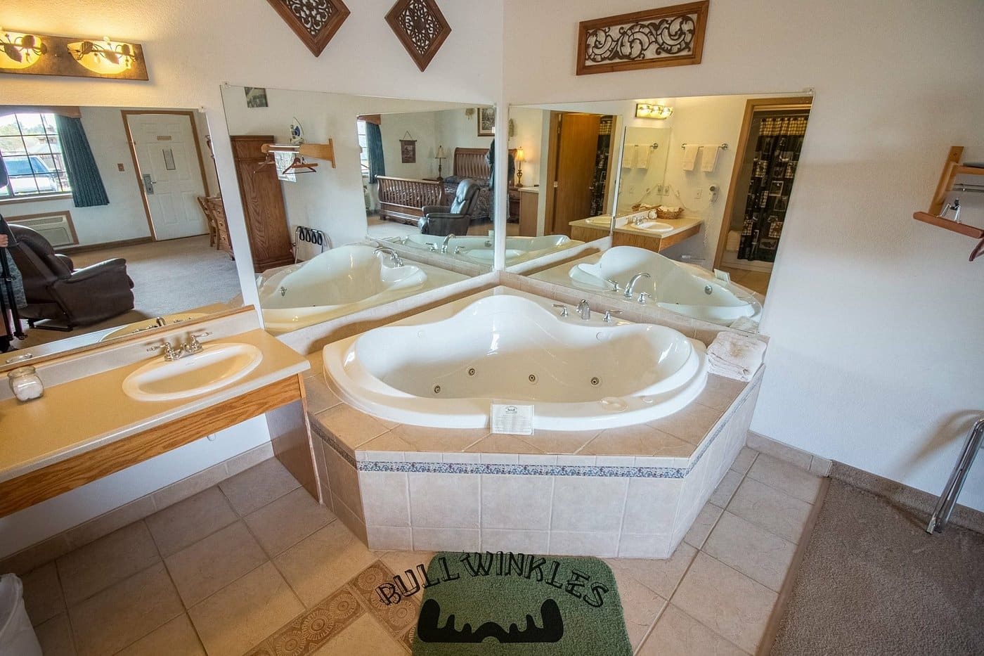 Bullwinkles Rustic Lodge has Jacuzzi suites