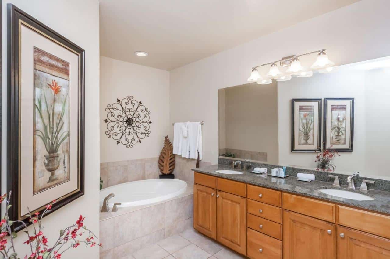Canoa Ranch Golf Resort has Jacuzzi suites