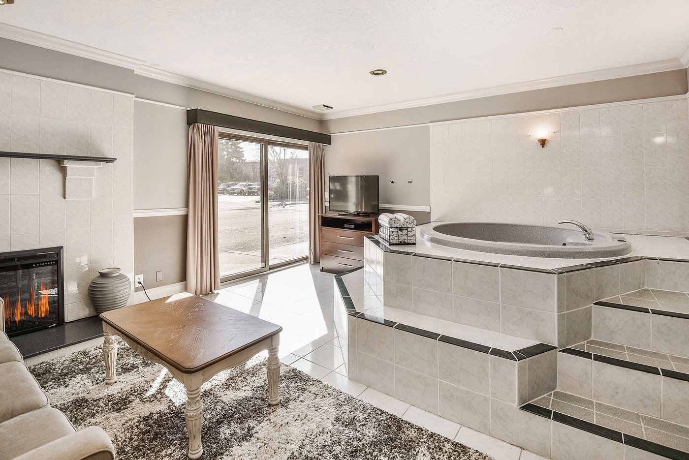 Cedar Street Hotel & Suites has Jacuzzi suites
