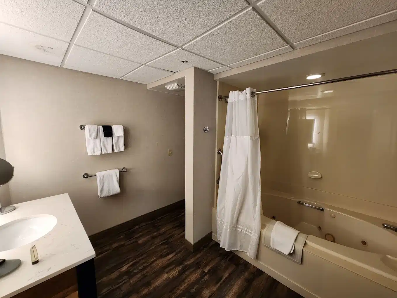 Cherry Valley Hotel has Jacuzzi suites