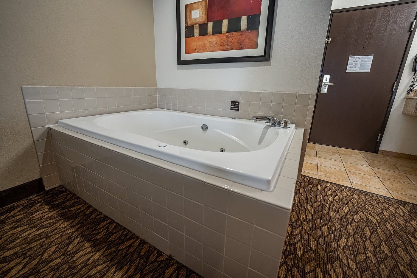 Christopher Inn and Suites has Jacuzzi suites