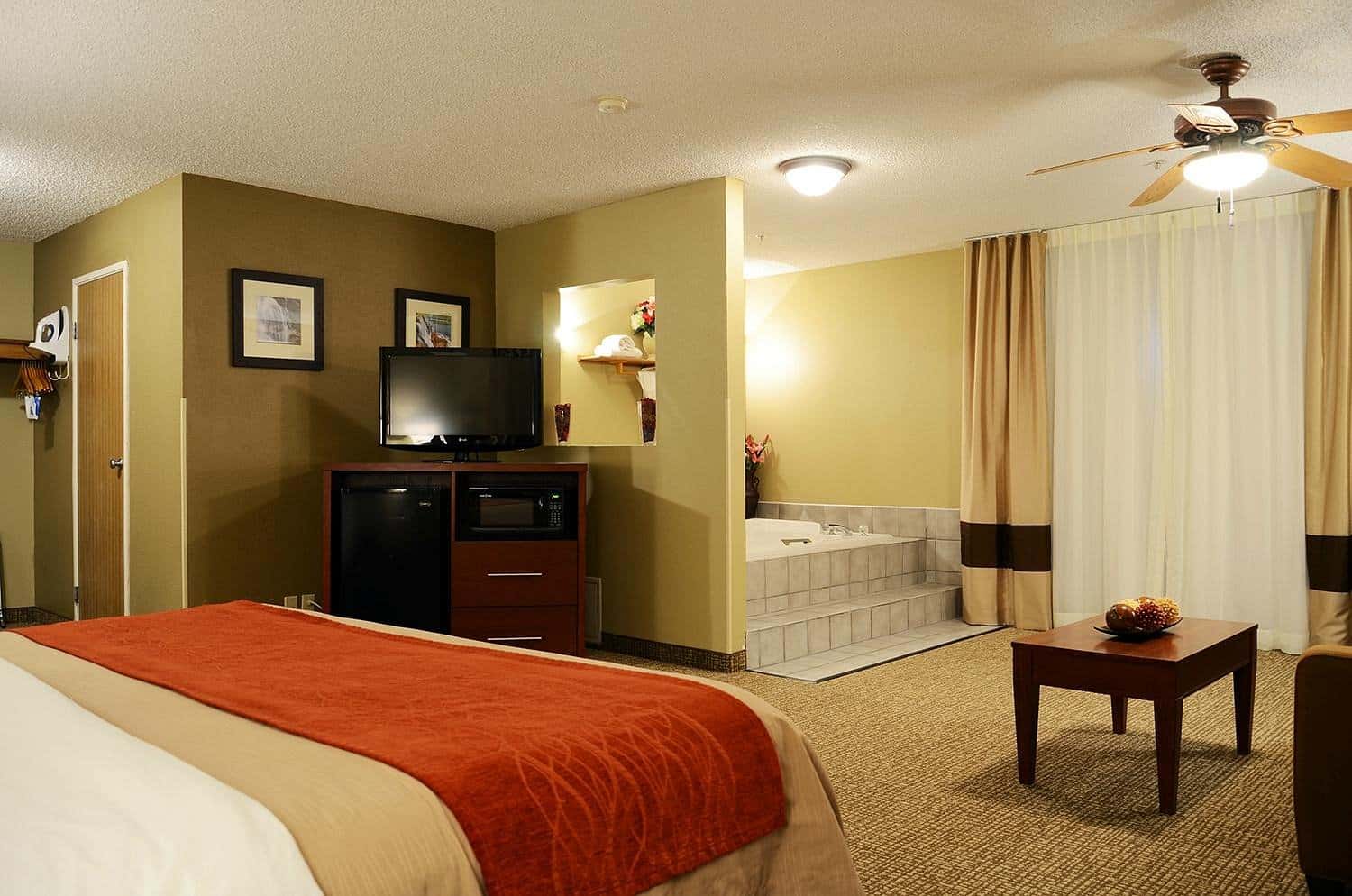 Comfort Inn Idaho Falls has Jacuzzi suites