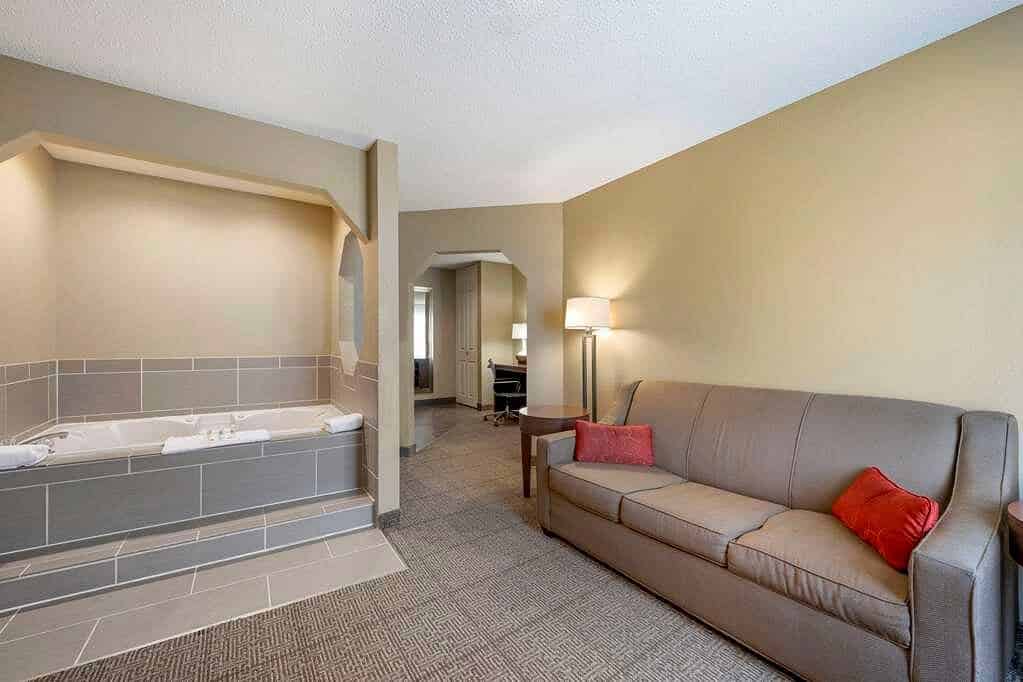 Comfort Inn Lexington NE has Jacuzzi suites