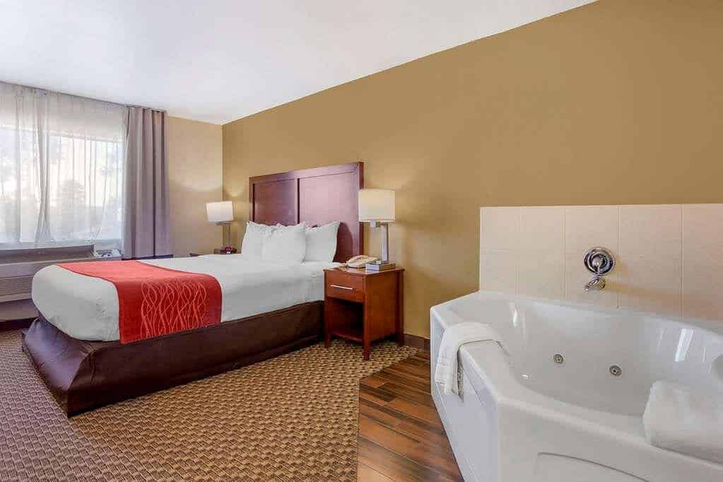 Comfort Inn Payson has Jacuzzi suites
