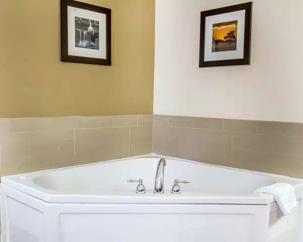 Comfort Inn Poplar Bluff North has Jacuzzi suites