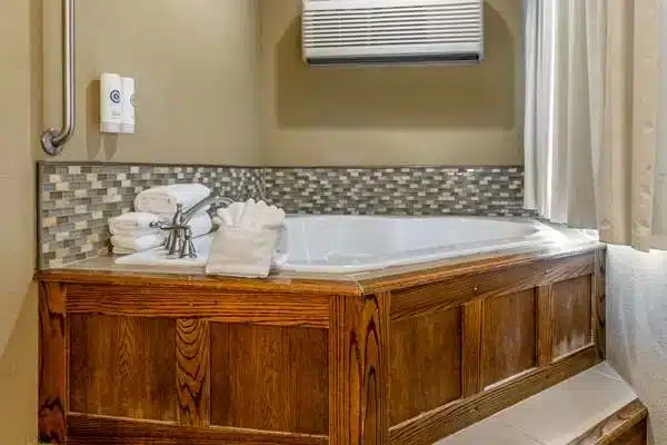Comfort Inn Sedalia Station has Jacuzzi suites
