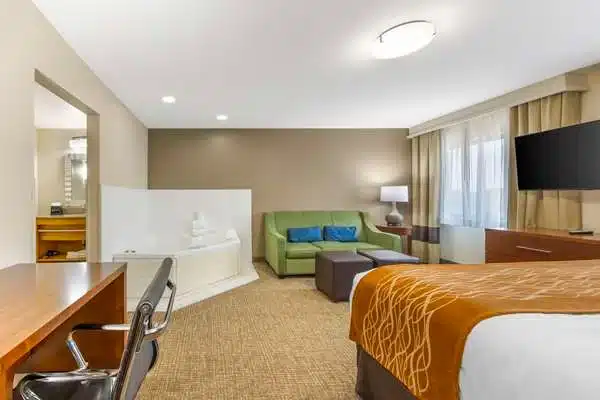 Comfort Inn South - Springfield has Jacuzzi suites