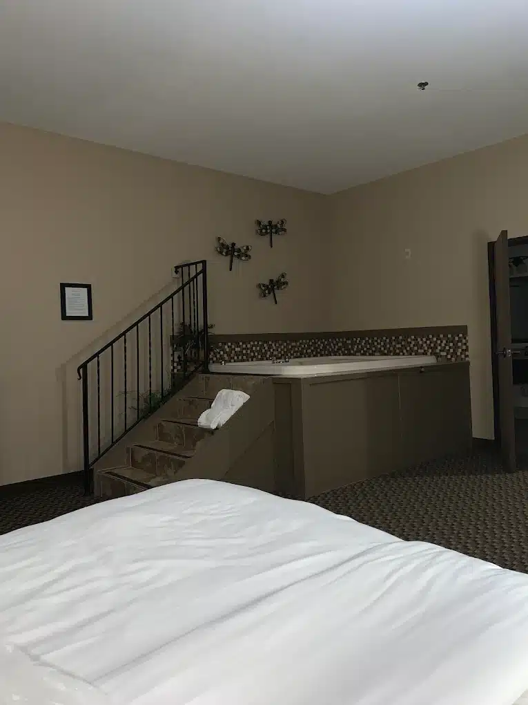 Comfort Inn & Suites Blue Ridge has Jacuzzi suites